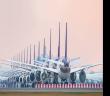 Flugzeuge Flughafen Wartereihe (Foto: AdobeStock - Sugrit)