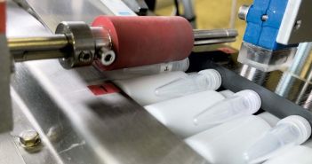b+b Etikettieranlagen ermöglichen optimierte Verfolgung von Medikamenten EU-Kommission reformiert Arzneimittelrecht zur Bewältigung von (Foto: b+b Automations- und Steuerungstechnik GmbH)