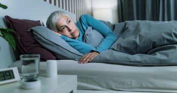 Neue Studie untersucht Wirksamkeit von Elinzanetant bei Schlafstörungen in den (Foto: AdobeStock - Microgen 338723545)