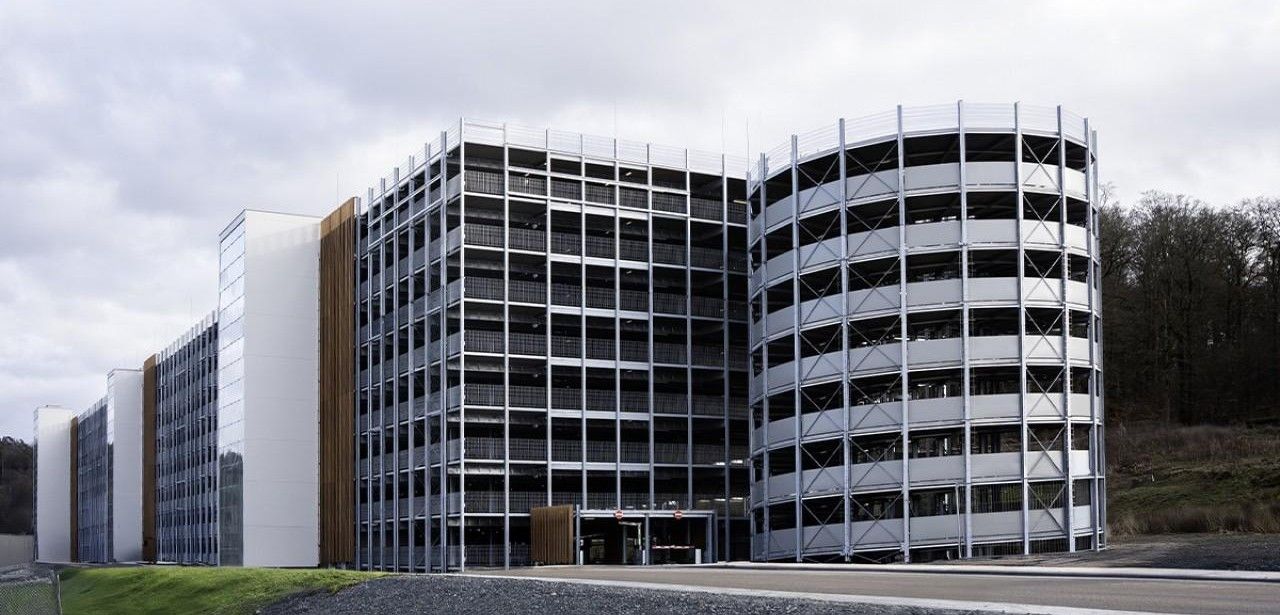 Nachhaltiges Parkhaus in Marburg bietet Flächen für (Foto: Infrareal Holding GmbH & Co. KG)