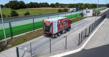 Einhaltung EU-Richtlinie 96/53/EG schützt Infrastruktur und beugt Straßenschäden vor PFREUNDT eichfähige Achslastwaage kontrolliert automatisiert präzise Achsgruppenlasten während (Foto: PFREUNDT GmbH)