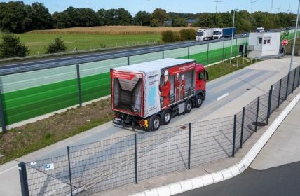 Einhaltung EU-Richtlinie 96/53/EG schützt Infrastruktur und beugt Straßenschäden vor PFREUNDT eichfähige Achslastwaage kontrolliert automatisiert präzise Achsgruppenlasten während (Foto: PFREUNDT GmbH)