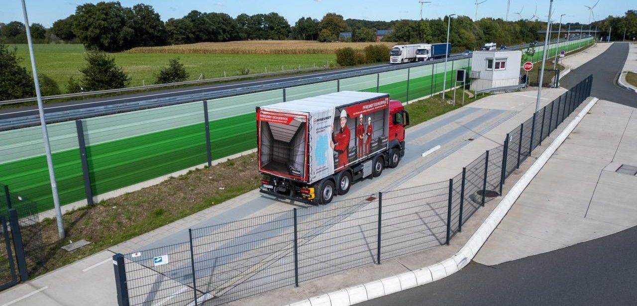 Einhaltung EU-Richtlinie 96/53/EG schützt Infrastruktur und beugt Straßenschäden vor PFREUNDT eichfähige Achslastwaage kontrolliert automatisiert präzise Achsgruppenlasten während (Foto: PFREUNDT GmbH)