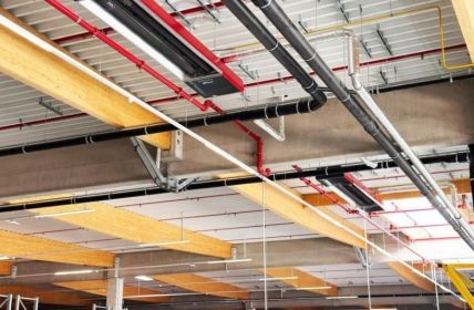 Hallenbeheizung: zentrale und dezentrale Systeme praxisnah, wirtschaftlich, zukunftssicher (Foto: KÜBLER GmbH Energiesparende Hallenheizungen)