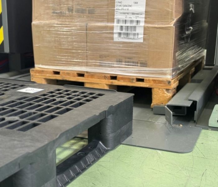 Toppy RAPTOR: Der station&auml;re Palettenwechsler (Foto: Toppy srl)