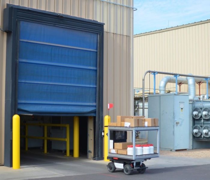 Cartken Hauler-Roboter fährt durch ein Rolltor in ein (Foto: Cartken GmbH)