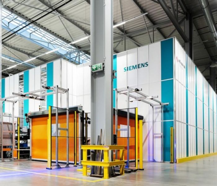 Pickroboterzelle und AutoStoreanlage von au&szlig;en (Foto: H&Ouml;RMANN Intralogistics Solutions GmbH)