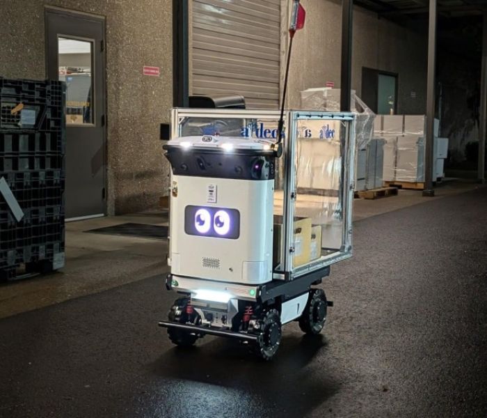 Cartken Hauler AMR navigiert nachts im Außenbereich. (Foto: Cartken GmbH)